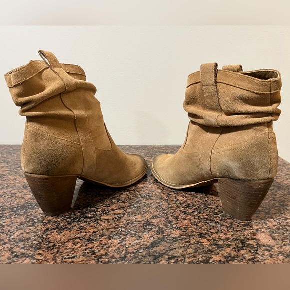 Melrose and Market “Theda” Tan Suede Slouch Ankle Boot size 7
NWB - Picture 6 of 8